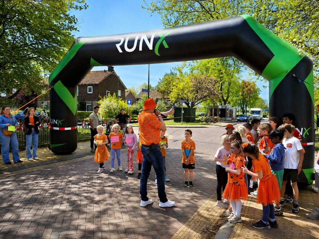Koningsdag in Terwolde rond de muziektent