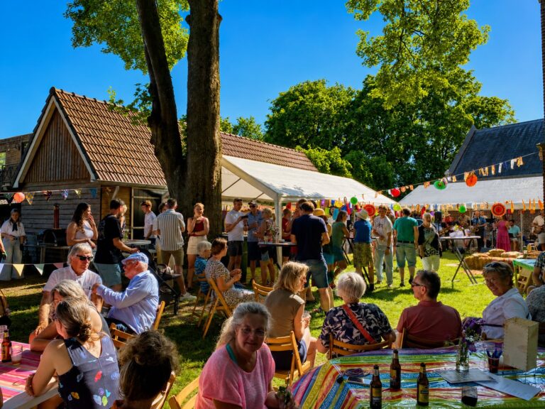 Mini-Festival Terwolde — sfeervol festivalterrein rond de kerk