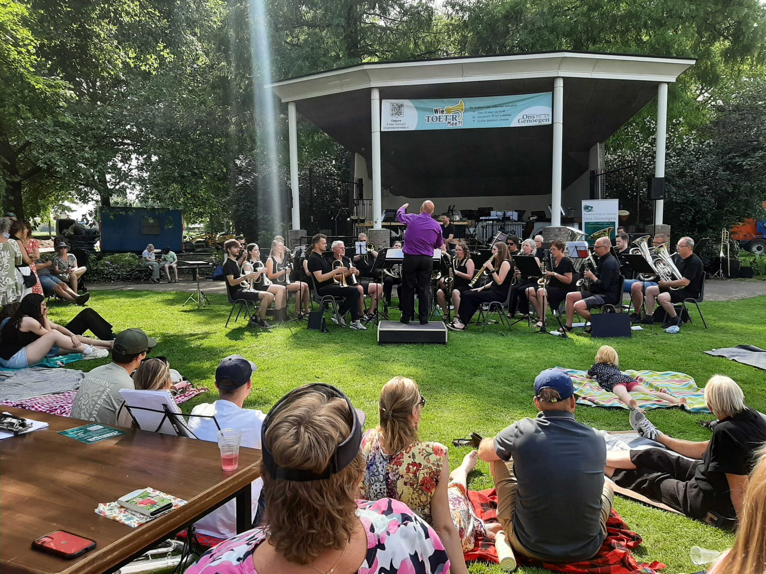 Optreden van Ons Genoegen bij de muziektent tegenover het MFA in Terwolde