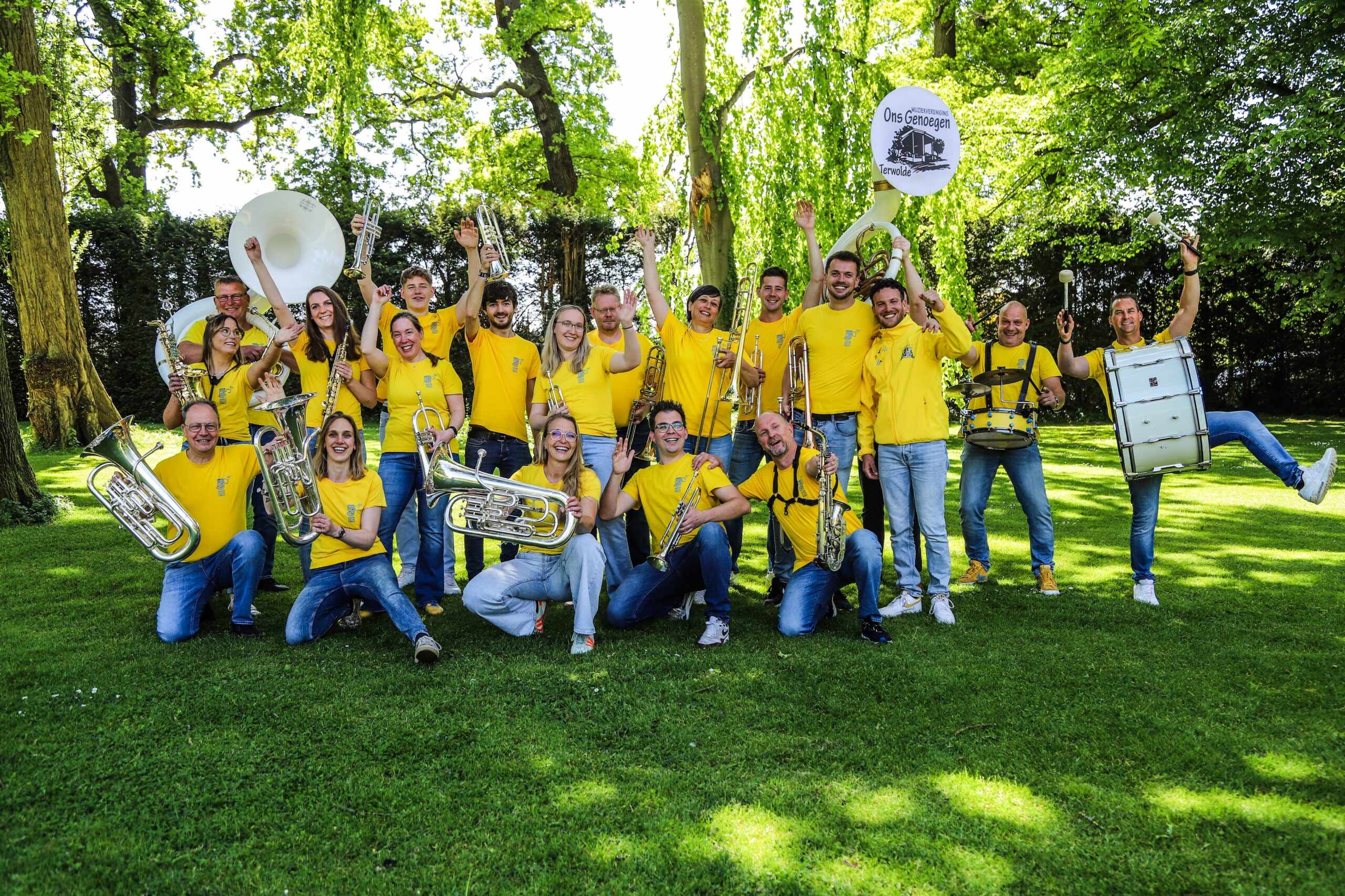 Het orkest van muziekvereniging Ons Genoegen in feestelijk geel tenue