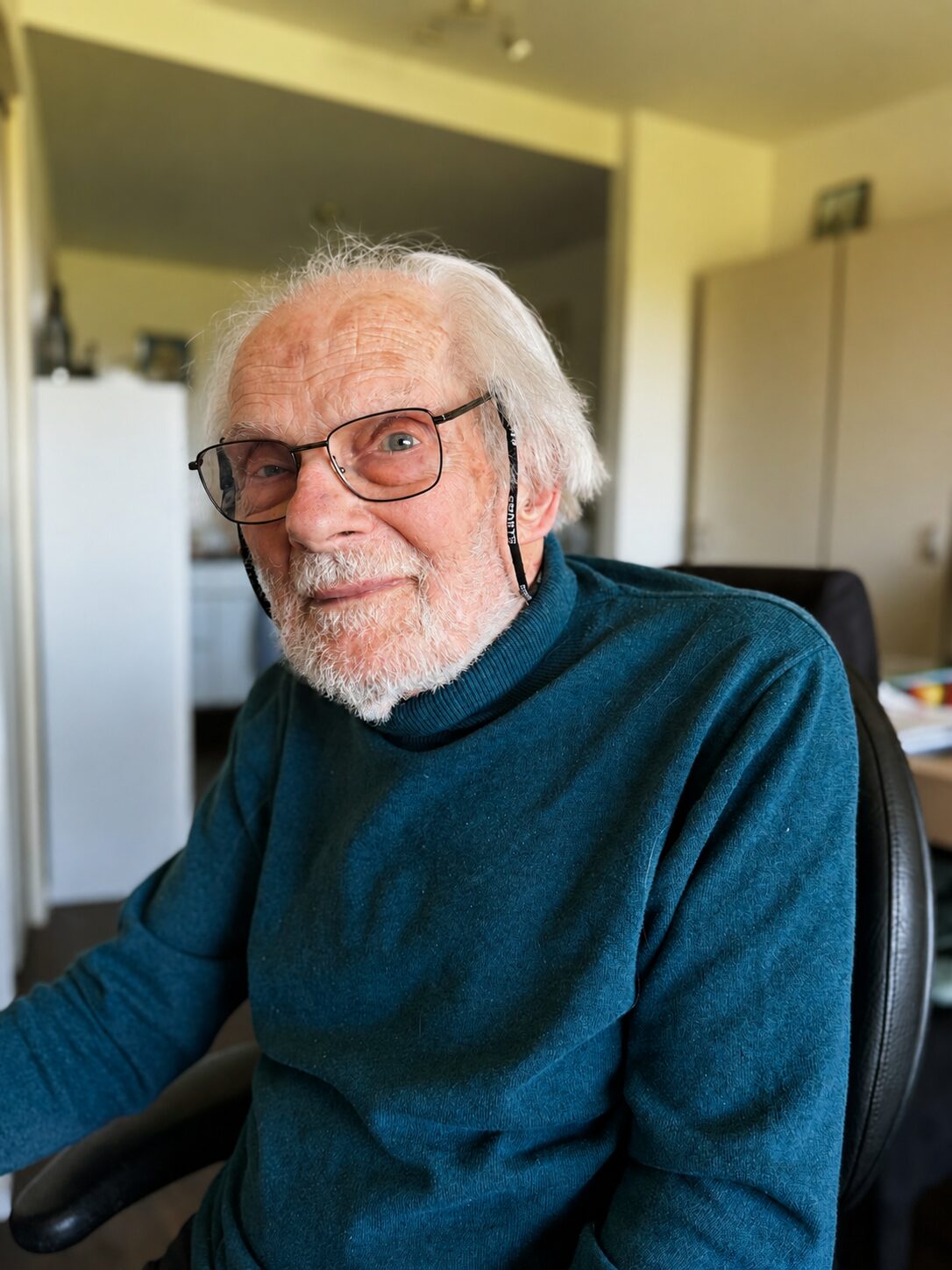 Bert van Rijswijk, oud-molenaar van De Ooievaar, in zijn woning in Amersfoort