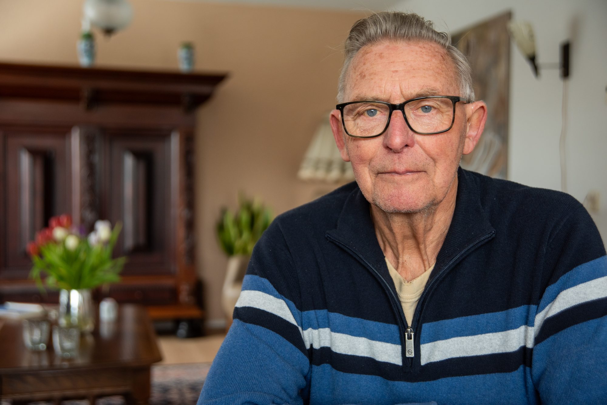 Portret van Gerrit Lubberts in zijn woonkamer