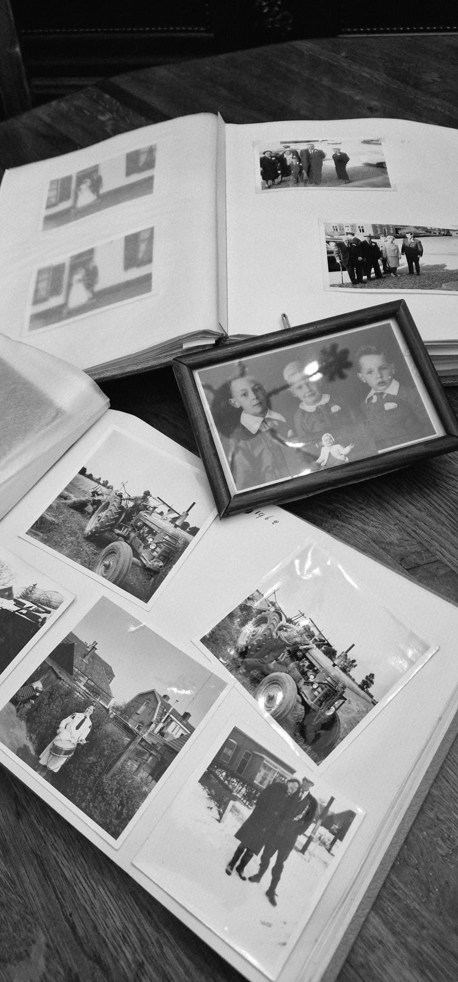 Oude familiefoto’s en fotoalbums op tafel