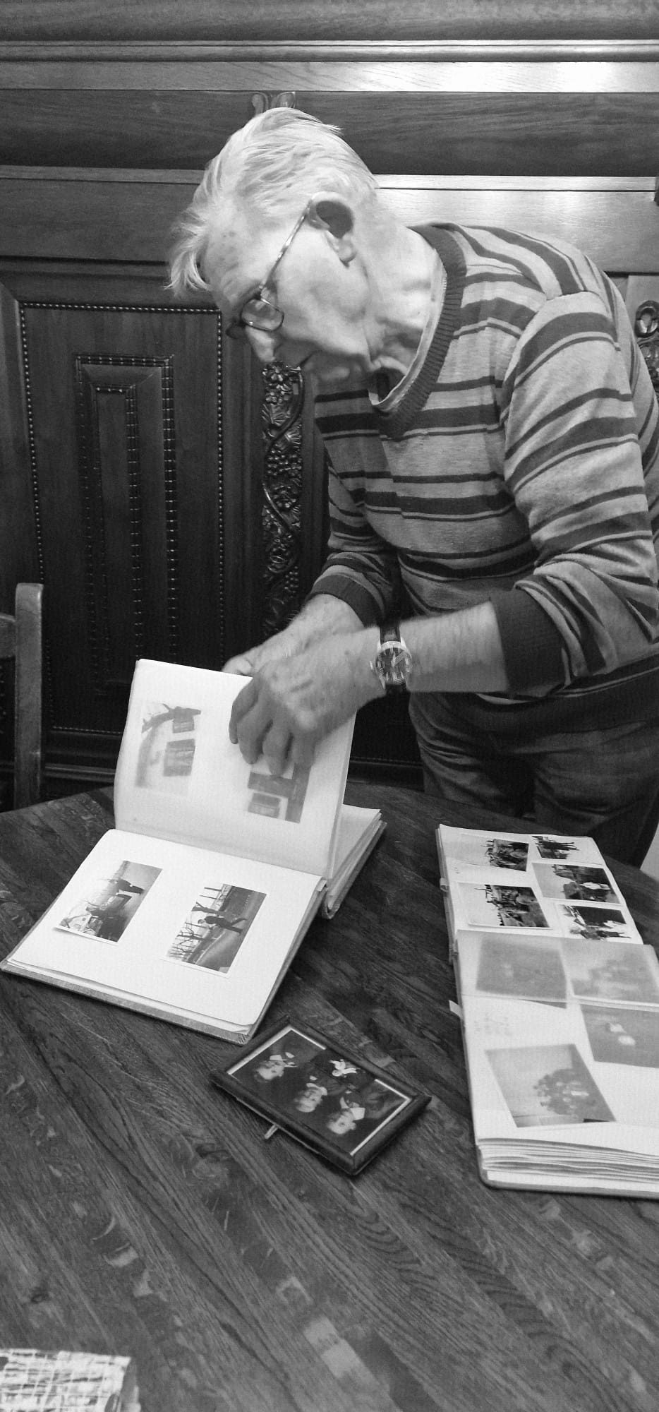 Gerrit Lubberts bladert door zijn oude fotoalbums