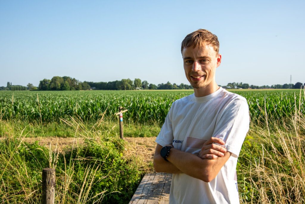 Chiel van Mourik met gekruiste armen bij een maisveld in het buitengebied van Terwolde