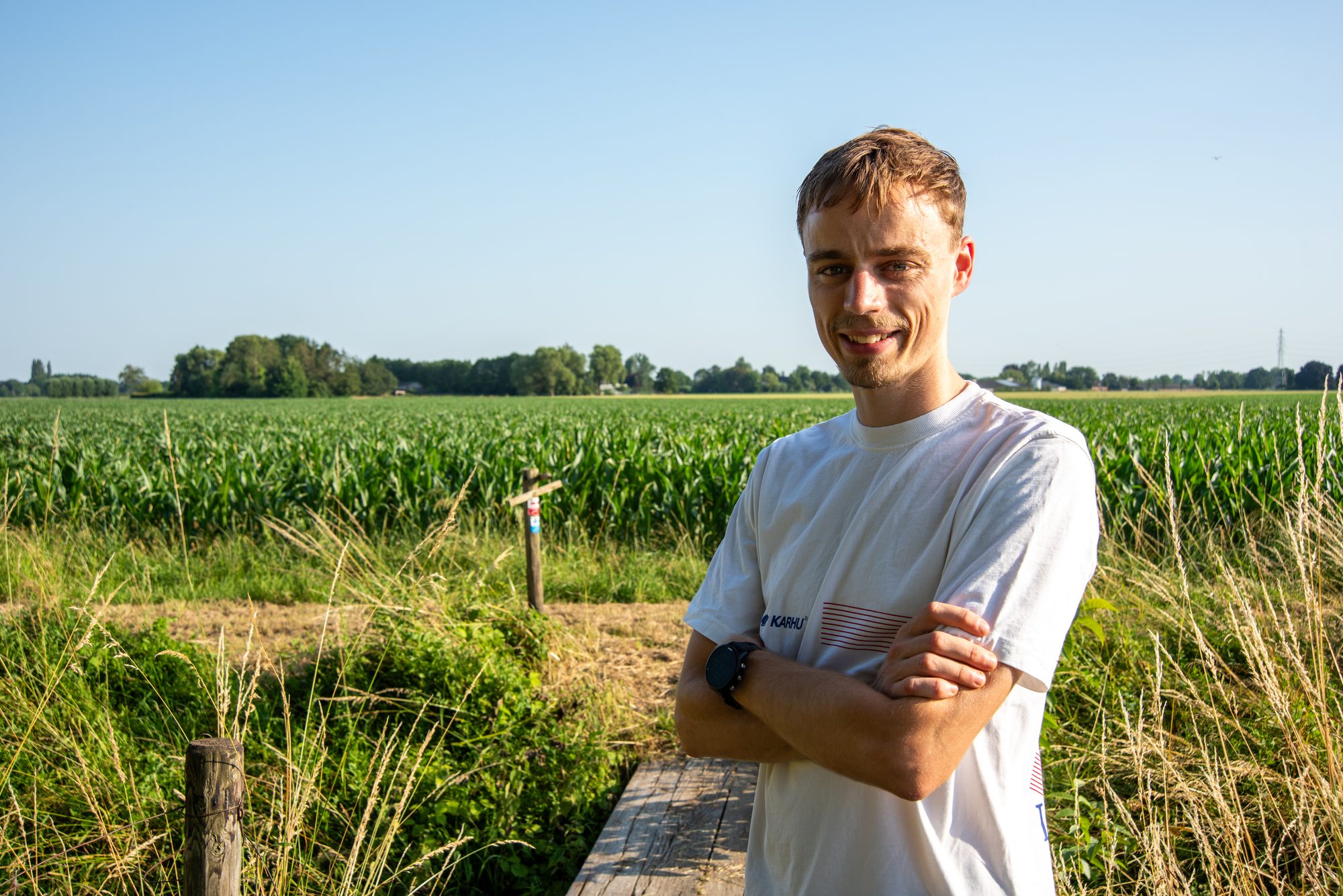Chiel van Mourik met gekruiste armen bij een maisveld in het buitengebied van Terwolde