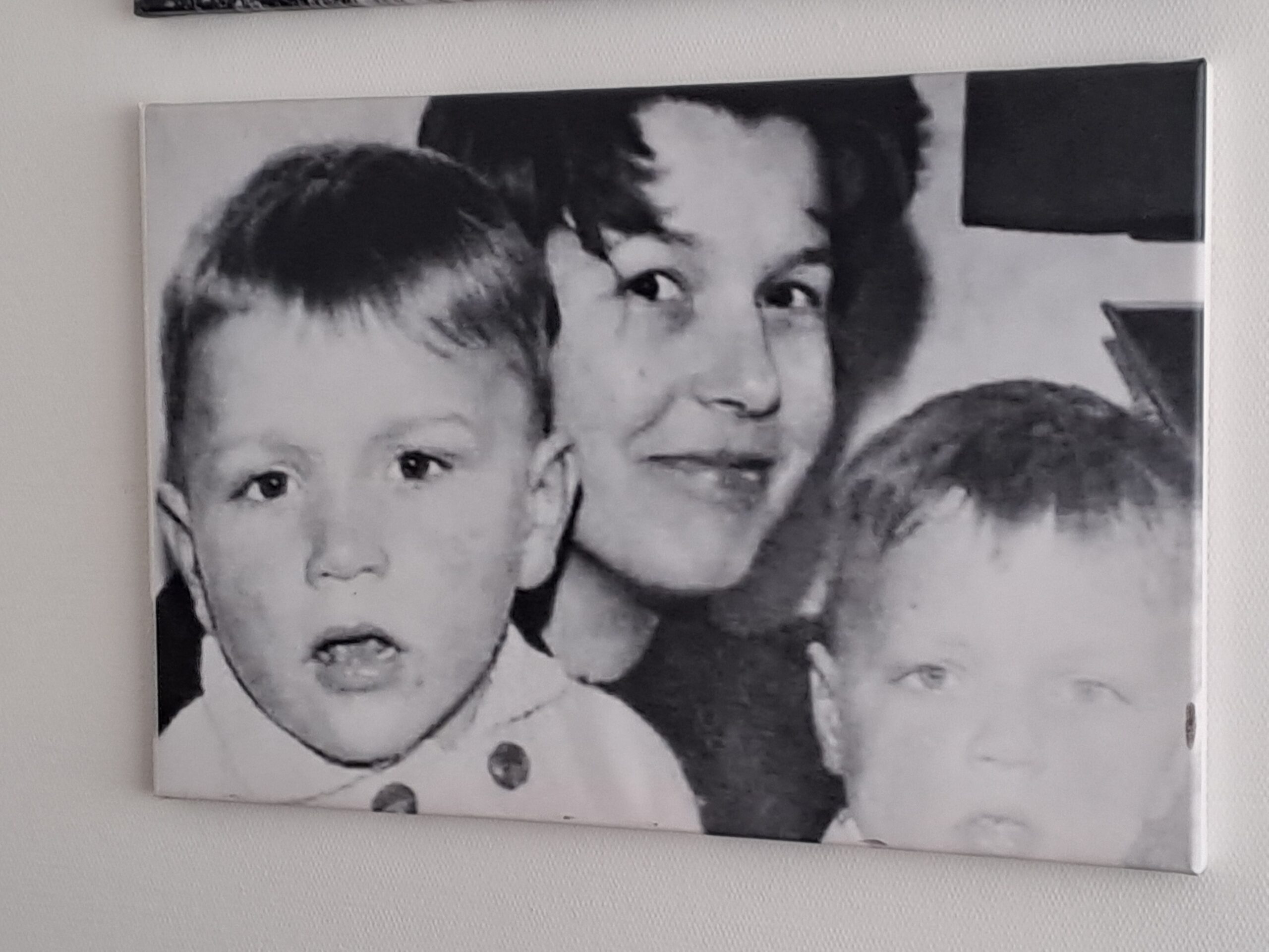 Oude zwart-witfoto van Johan en zijn broer met hun moeder