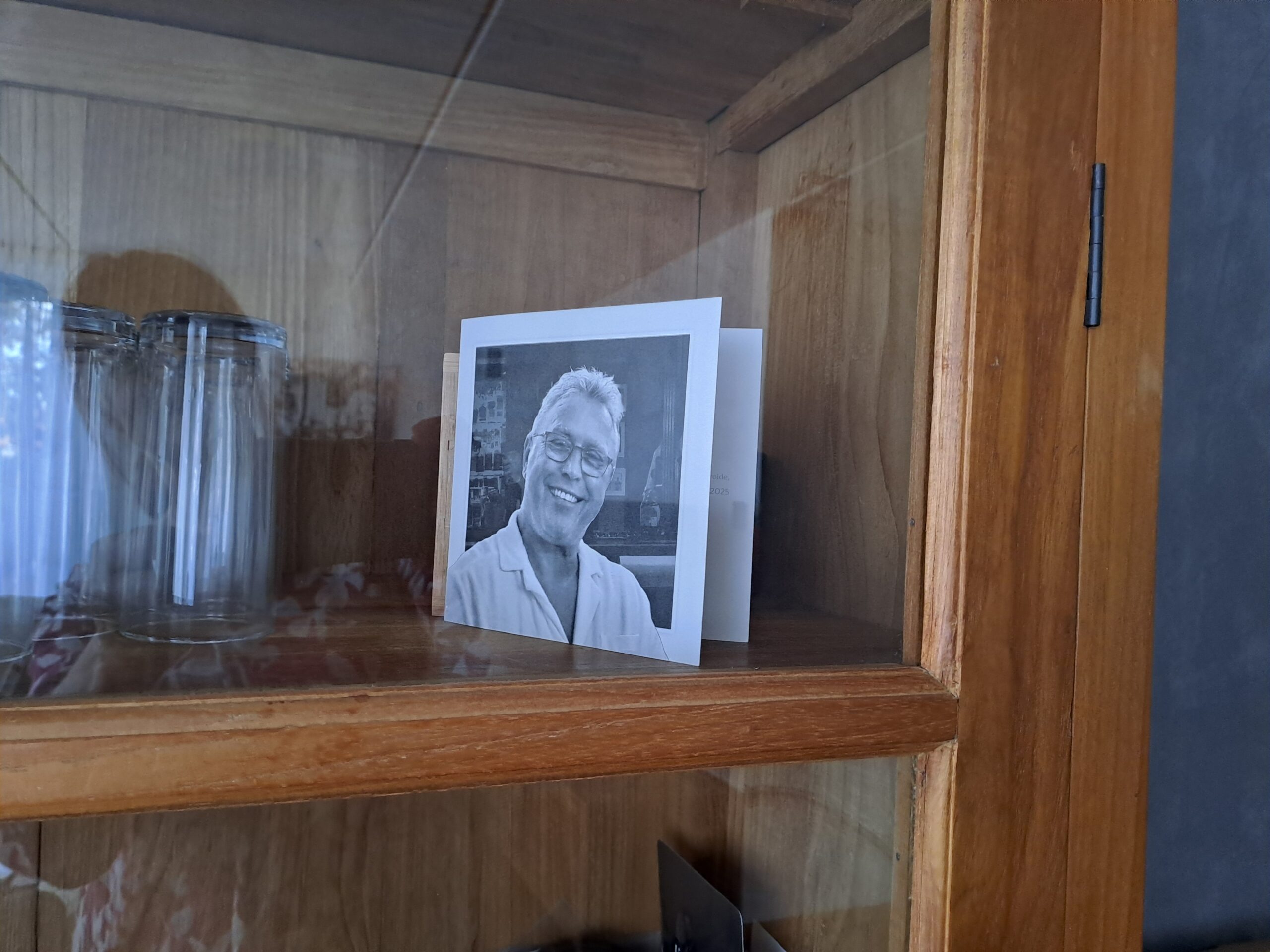 Zwart-witportret van Johans broer in een vitrinekast