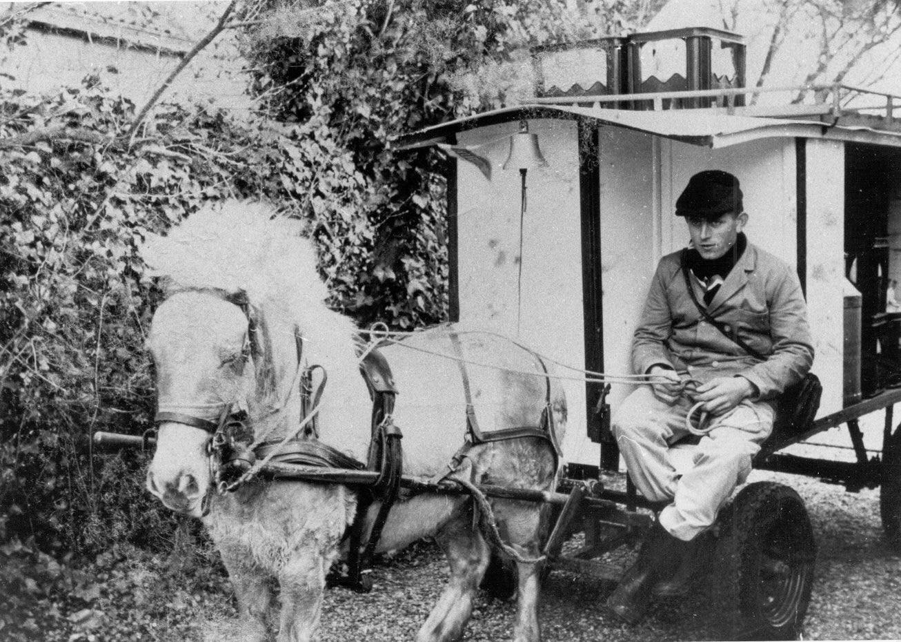 Historische foto van een melkboer met paard en wagen