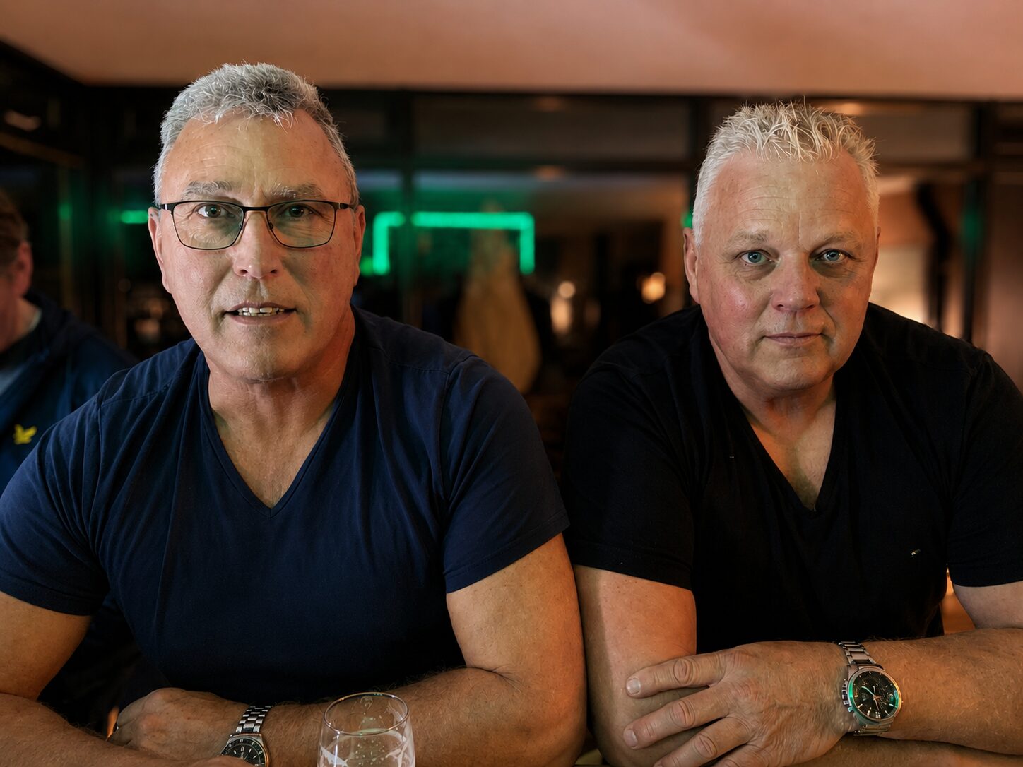 Johan Kleiboer samen met zijn vriend Henry Elizen aan de bar