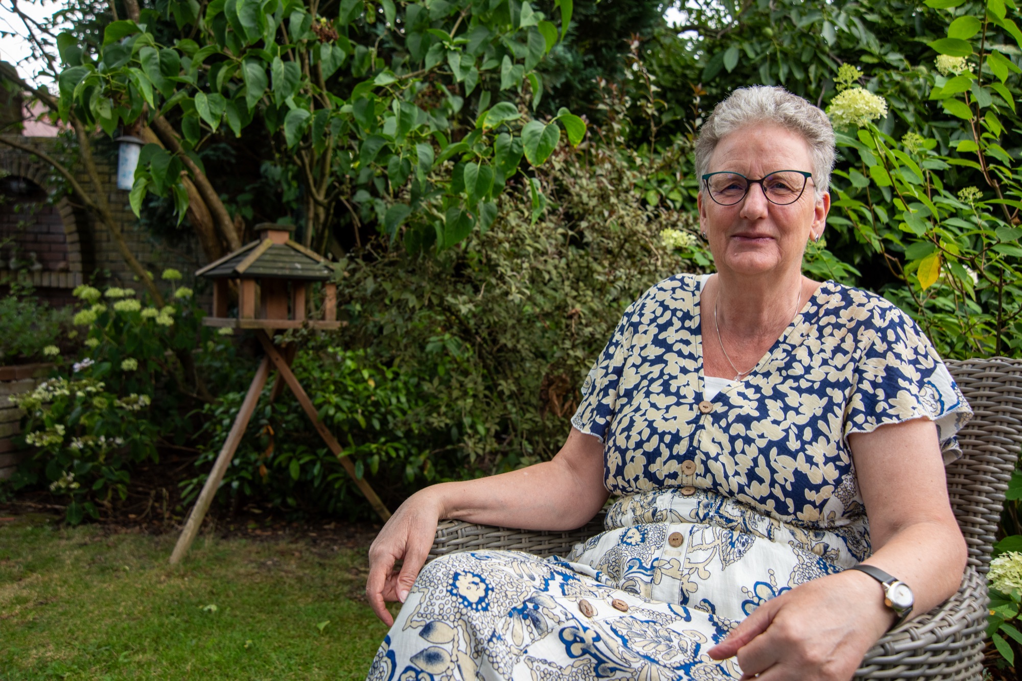 Evelien Plette in haar tuin aan de Molenweg in Terwolde