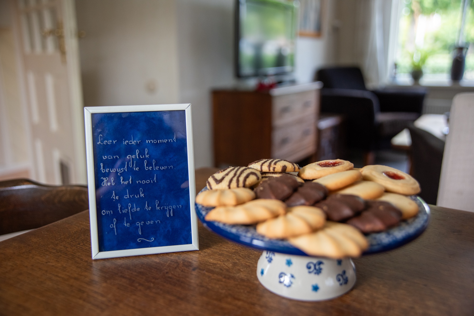 Koekjes en een ingelijst gedicht op de tafel bij Evelien Plette thuis